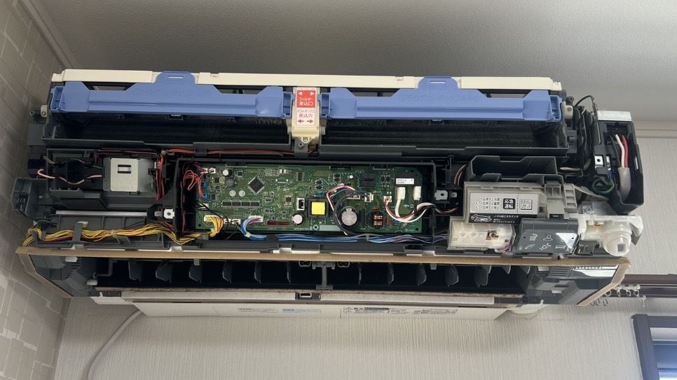 三菱電機 霧ヶ峰お掃除機能付きエアコン分解途中の写真